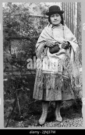 Black and white full length portrait of a Bolivian Chola mestizo woman wearing traditional clothing and a bowler hat, La Paz, Bolivia, South America. Frank G. Carpenter ca. 1900 Stock Photo