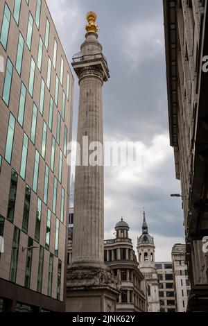 London, Endland: The monument, commemorating the Great Fire of London Stock Photo