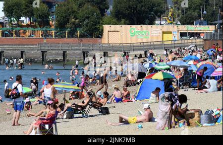 Southend On Sea, UK. 12th Aug, 2022. Southend-on-Sea Essex 12th August 2022People flock to Southend on Sea in Essex as temperatures in the south of England soar to more than 30°C with forecasters warning of even higher temperatures in the coming days hitting as high as 36°C Credit: MARTIN DALTON/Alamy Live News Stock Photo