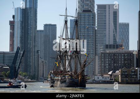 Canary Wharf, London, UK. 12th Aug, 2022. Replica 18th century sailing ship the Götheborg of Sweden leaves London, passing the skyscrapers of Canary Wharf in a heatwave after a 4 day visit now en route to Bremerhaven as part of its European tour before heading to Asia. Credit: Malcolm Park/Alamy Live News Stock Photo