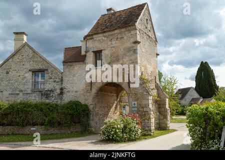 France, Oise, Picardie, Saint Jean aux Bois, the door-dwelling of the old abbey farm // France, Oise (60), Picardie, Saint-Jean-aux-Bois, le logis-por Stock Photo