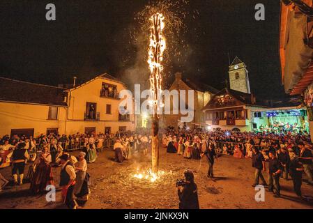 Burning of the Haro in Les during the Sant Joan night festival, an Aranese tradition for the summer solstice (Aran Valley, Lleida, Catalonia, Spain) Stock Photo