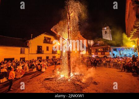 Burning of the Haro in Les during the Sant Joan night festival, an Aranese tradition for the summer solstice (Aran Valley, Lleida, Catalonia, Spain) Stock Photo