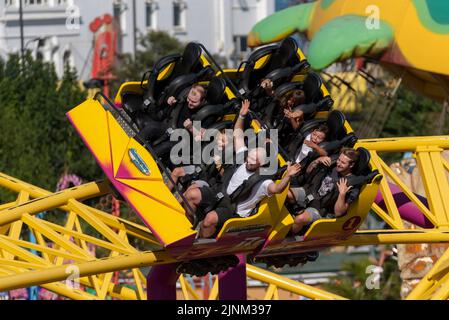 Southend on Sea, Essex, UK. 12th Aug, 2022. The hot weather has continued in the new seaside City of Southend on Sea, with many people heading to the resort to cool down by the sea. Some are riding the Rage roller coaster thrill ride in the Adventure Island theme park Stock Photo