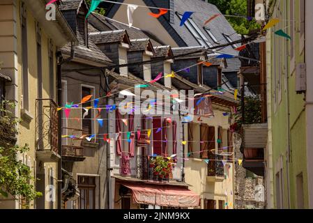 Village of Les decorated for the festival of Sant Joan due to the summer solstice (Aran Valley, Lleida, Catalonia, Spain, Pyrenees) ESP: Pueblo de Les Stock Photo