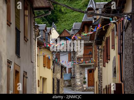 Village of Les decorated for the festival of Sant Joan due to the summer solstice (Aran Valley, Lleida, Catalonia, Spain, Pyrenees) ESP: Pueblo de Les Stock Photo