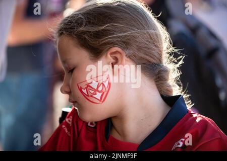 Kingston Upon Hull, UK. 12th Aug, 2022. A young Hull KR supporter gets the Hull KR badge painted on her face for this evening's game in Kingston upon Hull, United Kingdom on 8/12/2022. (Photo by James Heaton/News Images/Sipa USA) Credit: Sipa USA/Alamy Live News Stock Photo