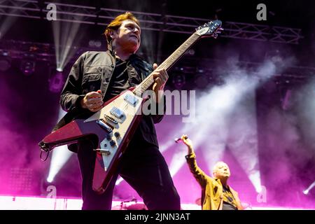 Edinburgh, UK. 12th Aug, 2022. Simple Minds at Princes Street Gardens, Edinburgh on Friday 12th August 2022 as part of the Edinburgh Summer Session concerts.  Band members:  Jim Kerr – lead vocals  Charlie Burchill – electric & acoustic guitar  Ged Grimes – bass guitar  Sarah Brown - backing vocals  Gordy Goudie - additional keyboards & guitar  Cherisse Osei - drums  Berenice Scott - keyboards   Picture: Alan Rennie Credit: Alan Rennie/Alamy Live News Stock Photo