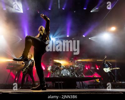 Edinburgh, UK. 12th Aug, 2022. Simple Minds at Princes Street Gardens, Edinburgh on Friday 12th August 2022 as part of the Edinburgh Summer Session concerts.  Band members:  Jim Kerr – lead vocals  Charlie Burchill – electric & acoustic guitar  Ged Grimes – bass guitar  Sarah Brown - backing vocals  Gordy Goudie - additional keyboards & guitar  Cherisse Osei - drums  Berenice Scott - keyboards   Picture: Alan Rennie Credit: Alan Rennie/Alamy Live News Stock Photo