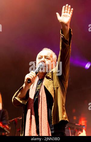 Edinburgh, UK. 12th Aug, 2022. Simple Minds at Princes Street Gardens, Edinburgh on Friday 12th August 2022 as part of the Edinburgh Summer Session concerts.  Band members:  Jim Kerr – lead vocals  Charlie Burchill – electric & acoustic guitar  Ged Grimes – bass guitar  Sarah Brown - backing vocals  Gordy Goudie - additional keyboards & guitar  Cherisse Osei - drums  Berenice Scott - keyboards   Picture: Alan Rennie Credit: Alan Rennie/Alamy Live News Stock Photo