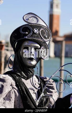 Un uomo con un bastone da passeggio con una riflessione di san Marco  vestite per il Carnevale di Venezia, Veneto, Italia Foto stock - Alamy