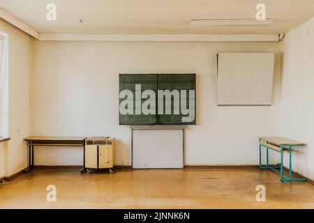 Trinwillershagen, Deutschland. 05th May, 2022. A blackboard in an empty classroom at the old elementary school in Trinwillershagen, May 5th, 2022. Credit: dpa/Alamy Live News Stock Photo