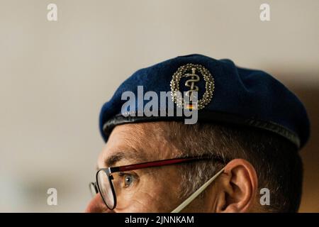 Trinwillershagen, Deutschland. 05th May, 2022. The military branch badge with Aeskulapstab stands out on the cap of a soldier of the Heer Medical Service in Trinwillershagen, May 5th, 2022. Credit: dpa/Alamy Live News Stock Photo