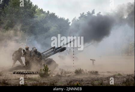Muenster, Deutschland. 10th May, 2022. Belgian soldiers shoot with a howitzer during the exercise - Wettiner Heide. In 2023, with the Panzergrenadierbrigade 37 - Freistaat Sachsen - Germany will provide the leading association for the multinational land units of the NATO Very High Readiness Joint Task Force (VJTF), the NATO spearhead. This is part of the NATO Response Force (NRF) 2022-2024, the so-called rapid reaction force of NATO. Credit: dpa/Alamy Live News Stock Photo