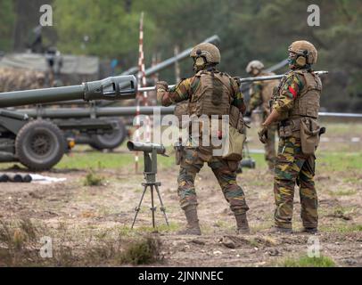 Muenster, Deutschland. 10th May, 2022. Belgian soldiers clean a howitzer during the exercise - Wettiner Heide -. In 2023, with the Panzergrenadierbrigade 37 - Freistaat Sachsen - Germany will provide the leading association for the multinational land units of the NATO Very High Readiness Joint Task Force (VJTF), the NATO spearhead. This is part of the NATO Response Force (NRF) 2022-2024, the so-called rapid reaction force of NATO. Credit: dpa/Alamy Live News Stock Photo