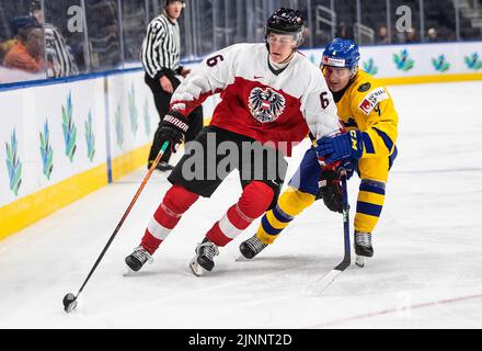 https://l450v.alamy.com/450v/2jnnt2d/edmonton-canada-12th-aug-2022-swedens-emil-andrae-4-and-austrias-luca-auer-6-battle-for-the-puck-during-third-period-iihf-world-junior-hockey-championship-action-in-edmonton-on-friday-august-12-2022-the-canadian-pressjason-franson-credit-the-canadian-pressalamy-live-news-2jnnt2d.jpg