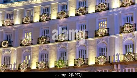 Edificio de la puerta del sol iluminado y adornado en Navidad, Madrid, España Stock Photo