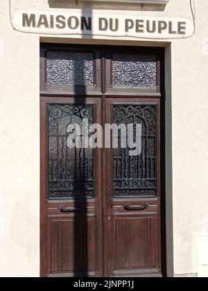 La porte ancienne de la MAISON DU PEUPLE, Baudelière, France Stock Photo