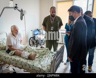 Lviv, Ukraine. 10th June, 2022. Karl Lauterbach (SPD), Federal Minister of Health, visits war wounded in the Rehabilitation Dept of Clinical Emergency Hospital in the Ukrainian city of Lviv (Lemberg). Credit: dpa/Alamy Live News Stock Photo