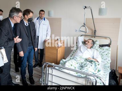 Lviv, Ukraine. 10th June, 2022. Karl Lauterbach (SPD), Federal Minister of Health, visits war wounded in the Rehabilitation Dept of Clinical Emergency Hospital in the Ukrainian city of Lviv (Lemberg). Credit: dpa/Alamy Live News Stock Photo