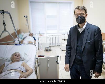 Lviv, Ukraine. 10th June, 2022. Karl Lauterbach (SPD), Federal Minister of Health, visits the Burn Center of the St. Luke's Hospital, Multidisciplinary Clinical Hospital for Intensive Care and Emergency in Lviv, Ukraine. Credit: dpa/Alamy Live News Stock Photo