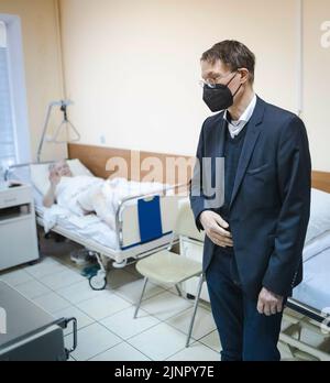 Lviv, Ukraine. 10th June, 2022. Karl Lauterbach (SPD), Federal Minister of Health, visits the Burn Center of the St. Luke's Hospital, Multidisciplinary Clinical Hospital for Intensive Care and Emergency in Lviv, Ukraine. Credit: dpa/Alamy Live News Stock Photo