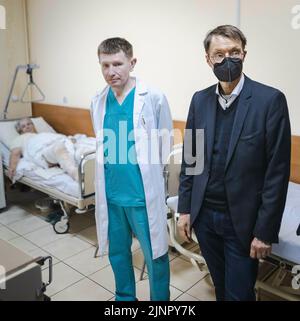 Lviv, Ukraine. 10th June, 2022. Karl Lauterbach (SPD), Federal Minister of Health, visits the Burn Center of the St. Luke's Hospital, Multidisciplinary Clinical Hospital for Intensive Care and Emergency in Lviv, Ukraine. Credit: dpa/Alamy Live News Stock Photo