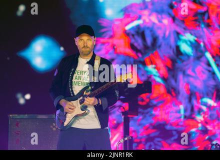 Coldplay (Will Champion) at Beacon Theatre Playing Viva La…