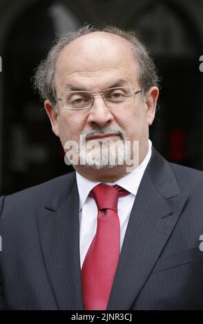 File photo dated 26/08/08 of Sir Salman Rushdie arrives at the Royal Courts of Justice in central London. Sir Salman Rushdie is on a ventilator and may lose an eye after he was stabbed on stage in New York state. The 75-year-old Indian-born British author sustained nerve damage to his arm and damage to his liver, according to the New York Times. Issue date: Saturday August 13, 2022. Stock Photo