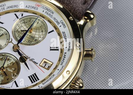 Please help me identify this watch. | WatchUSeek Watch Forums