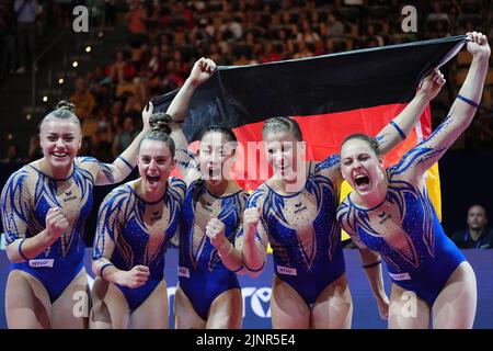 Munich, Germany. 13th Aug, 2022. Gymnastics: European Championships, Olympic Park, final, women, the German gymnasts Emma Leonie Malewski (l-r), Pauline Schaefer-Betz, Kim Bui, Elisabeth Seitz and Sarah Voss are cheering after their last start on vault and are in first place at this point. In the end they get the bronze medal. Credit: Soeren Stache/dpa/Alamy Live News Stock Photo