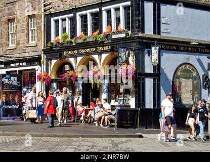 EDINBURGH FESTIVAL FRINGE 2022 ROYAL MILE DEACON BRODIES TAVERN LAWNMARKET AND PATRONS Stock Photo