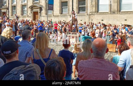 EDINBURGH FESTIVAL FRINGE 2022 ROYAL THE MILE LOUD MIME SHOW BALANCING ACT AND JUGGLING WITH KNIVES Stock Photo