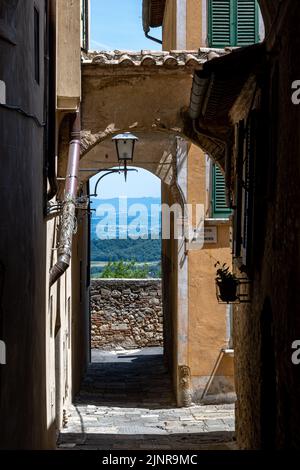 A view across the Val d'orcia through an arch along the walls of Pienza, Tuscany Stock Photo