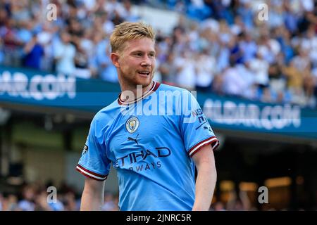 Kevin De Bruyne #17 of Manchester City celebrates scoring to make