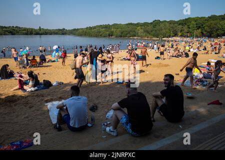 London, UK.  13 August 2022.  UK Weather - People enjoy the sunshine and hot weather at Ruislip Lido in north west London with temperatures forecast to rise to 34C in the south east.  The driest spell in England for 46 years continues and many parts of the country are now officially ‘in drought’ according to the Environment Agency.  Credit: Stephen Chung / Alamy Live News Stock Photo