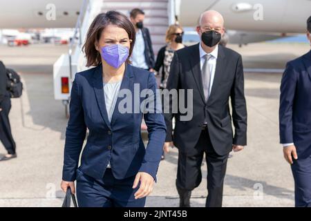 Nagasaki, Japan. 10th July, 2022. Annalena Baerbock (Alliance 90/The Greens), Federal Foreign Minister, visits the island state of Palau. Here their arrival at the airport in Nagasaki. Credit: dpa/Alamy Live News Stock Photo