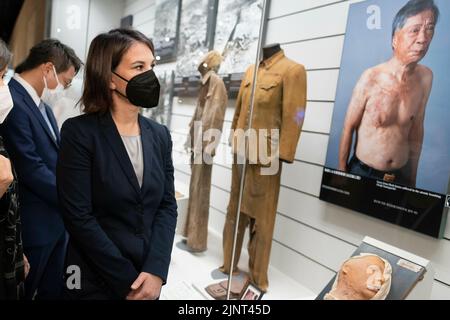 Nagasaki, Japan. 10th July, 2022. Annalena Baerbock (Alliance 90/The Greens), Federal Foreign Minister, visits the island state of Palau. Here visiting the Nagasaki Atomic Bomb Museum Credit: dpa/Alamy Live News Stock Photo