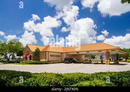 Davie, FL, USA - July 30, 2022: Wells Fargo Bank Davie FL USA Stock Photo