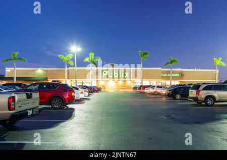 Hallandale Beach, FL, USA - August 4, 2022: Night photo Publix Supermarket Hallandale Beach FL Stock Photo