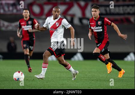 Nicolas De La Cruz of River Plate, left, looks as Walter Bou of Velez  Sarsfield heads the ball during a Copa Libertadores round of sixteen,  second leg soccer match at Monumental stadium