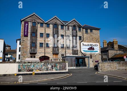 Penzance,Cornwall,13th August 2022,People enjoy the glorious sunshine in Penzance, Cornwall as they strolled along the Promenade. The temperature was Stock Photo