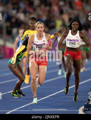 Jessie Knight and Ama Pipi of England competing in the women’s 4x400m final at the Commonwealth Games at Alexander Stadium, Birmingham, England, on 7t Stock Photo