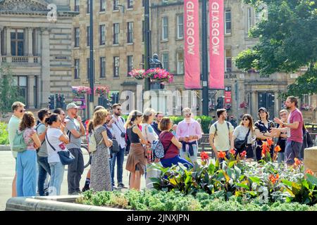 Glasgow, Scotland, UK. 14th Aug, 2022. UK Weather: Sunny weather saw locals and tourists flood the streets. George square with its outdoor witherspoons and open spaces make it a lunchtime hot spot. Credit: gerard ferry/Alamy Live News Stock Photo