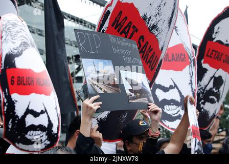 Kuala Lumpur, Malaysia. 14th Aug, 2022. Protesters are seen holding placards during the demonstration. Protesters gathered outside a shopping complex demanding the government to form a royal commission of inquiry following the release of a report by Parliament's Public Accounts Committee on the controversial RM9 billion littoral combat ship (LSC) project. Credit: SOPA Images Limited/Alamy Live News Stock Photo