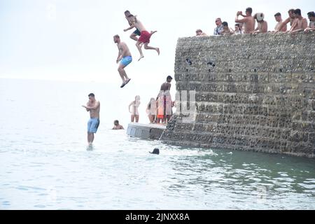 Brighton, UK. 14th Aug, 2022. Sunshine on Brighton beach as UK ...