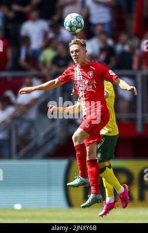 ENSCHEDE - Daan Rots of FC Twente, George Cox of Fortuna Sittard (lr) during the Dutch Eredivisie match between FC Twente and Fortuna Sittard at Stadium De Grolsch Veste on August 14, 2022 in Enschede, Netherlands. ANP VINCENT JANNINK Stock Photo