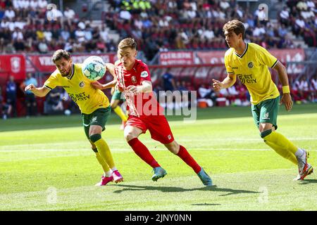 ENSCHEDE - George Cox of Fortuna Sittard, Daan Rots of FC Twente (lr) during the Dutch Eredivisie match between FC Twente and Fortuna Sittard at Stadium De Grolsch Veste on August 14, 2022 in Enschede, Netherlands. ANP VINCENT JANNINK Stock Photo