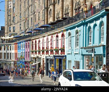 EDINBURGH CITY SCOTLAND FESTIVAL MONTH THE COLOURED SHOP FRONTS OF A BUSY VICTORIA STREET IN SUMMER Stock Photo