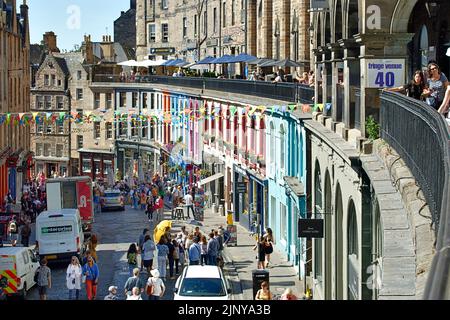 EDINBURGH CITY SCOTLAND FESTIVAL MONTH THE COLOURED SHOP FRONTS OF A VERY CROWDED VICTORIA STREET IN SUMMER Stock Photo